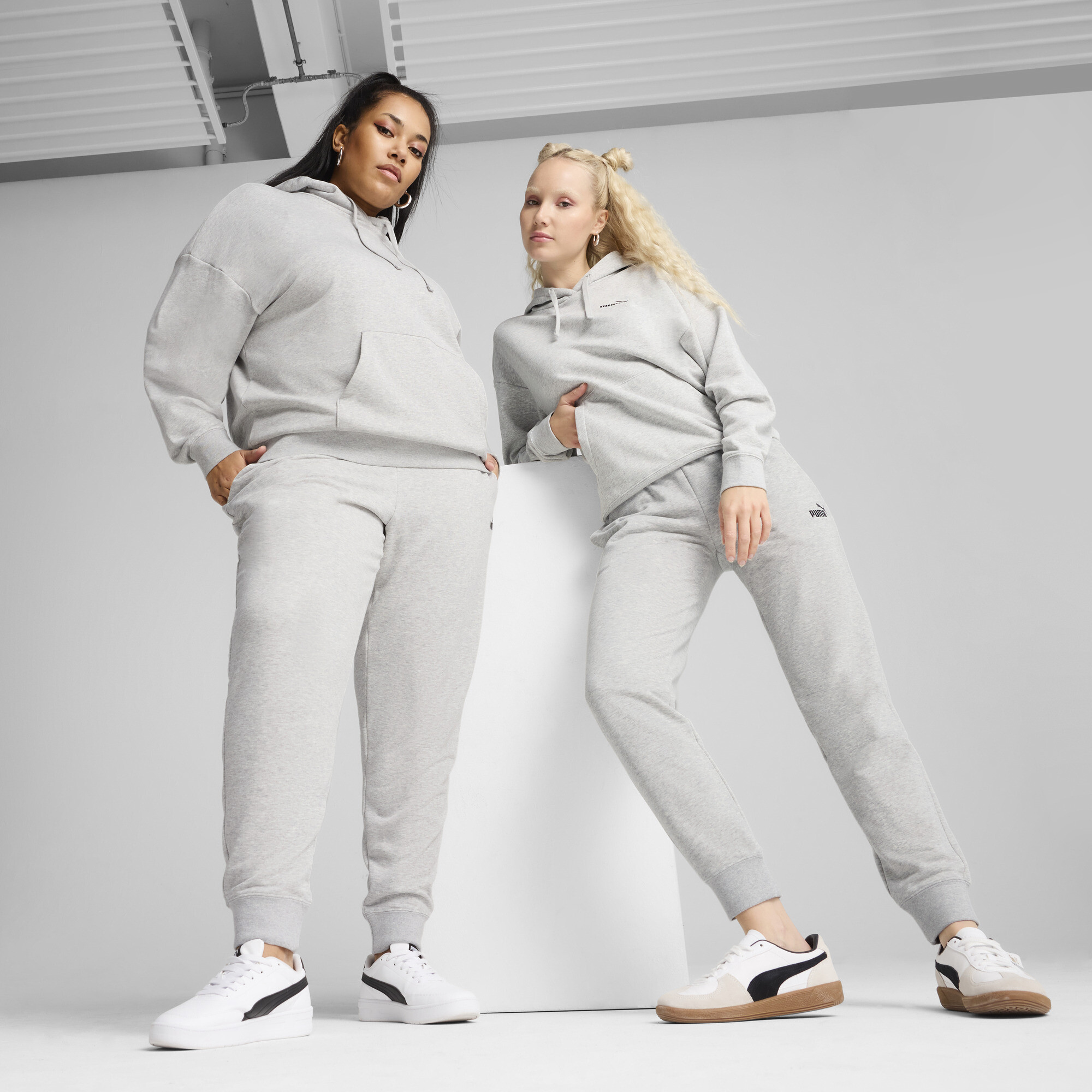 Puma ESS Small No. 1 Logo Jogginghose Damen | Mit Plain | Light Gray Heather | Größe: S