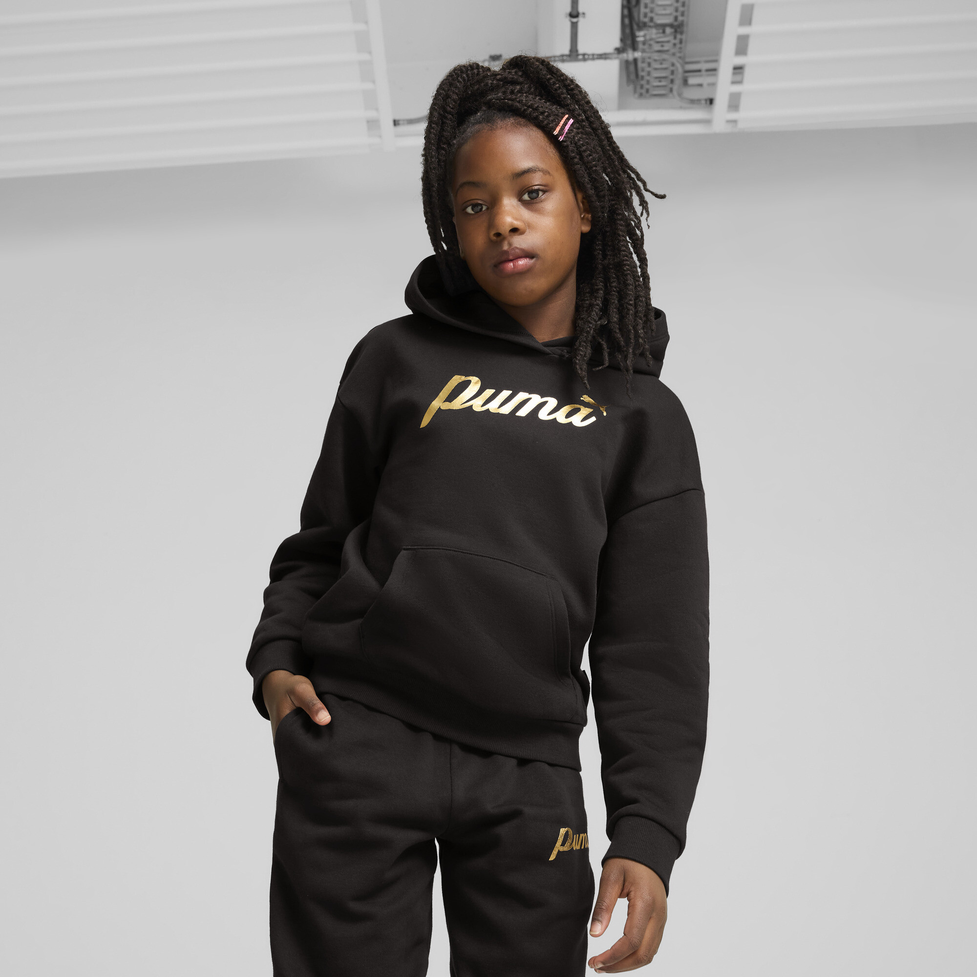 Puma ESS+ SCRIPT Hoodie Teenager Für Damen Für Kinder | Mit Print | Black/Gold Foil | Größe: 5-6Y