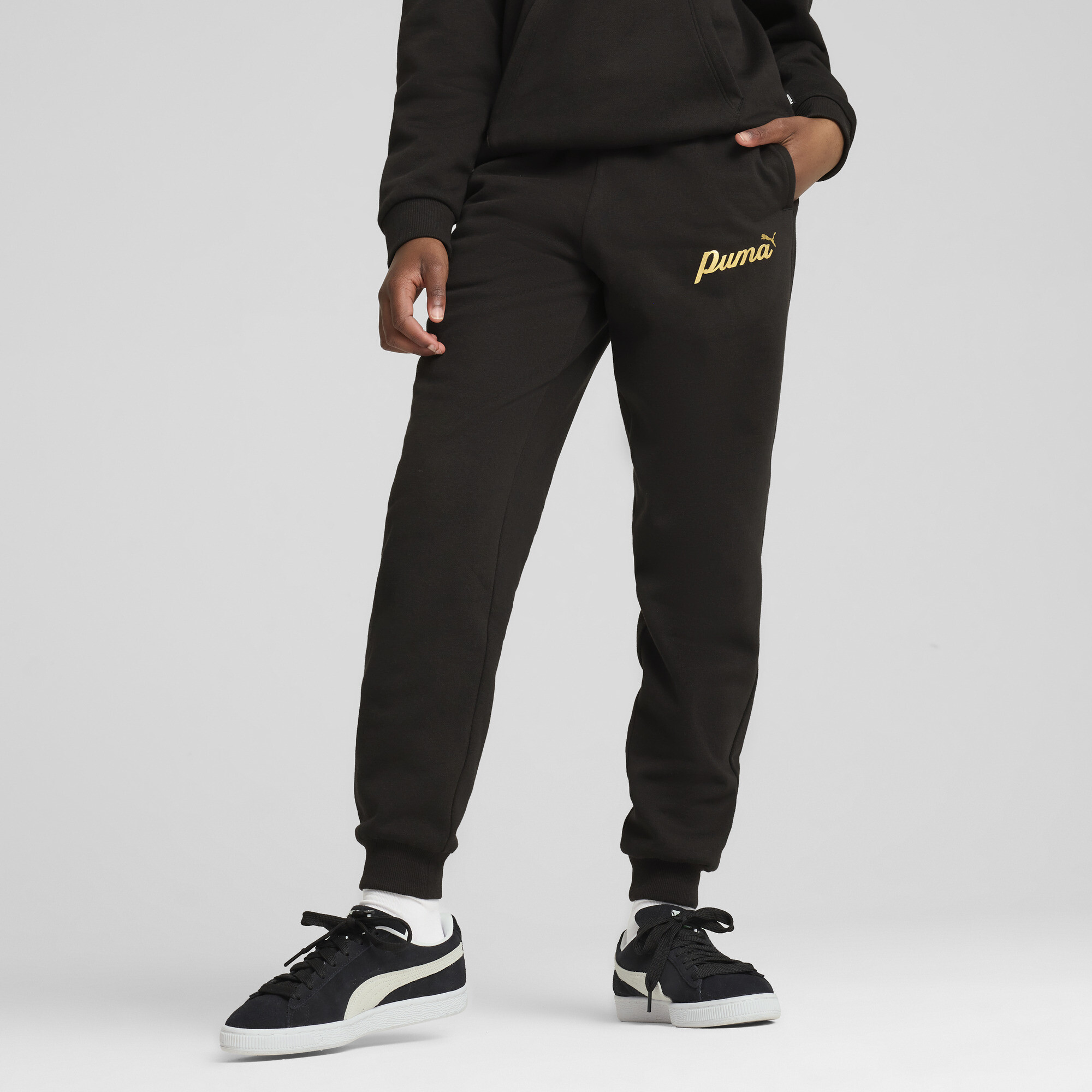 Puma ESS+ Script Hose Damen Für Damen Für Kinder | Mit Print | Black/Gold Foil | Größe: 13-14Y