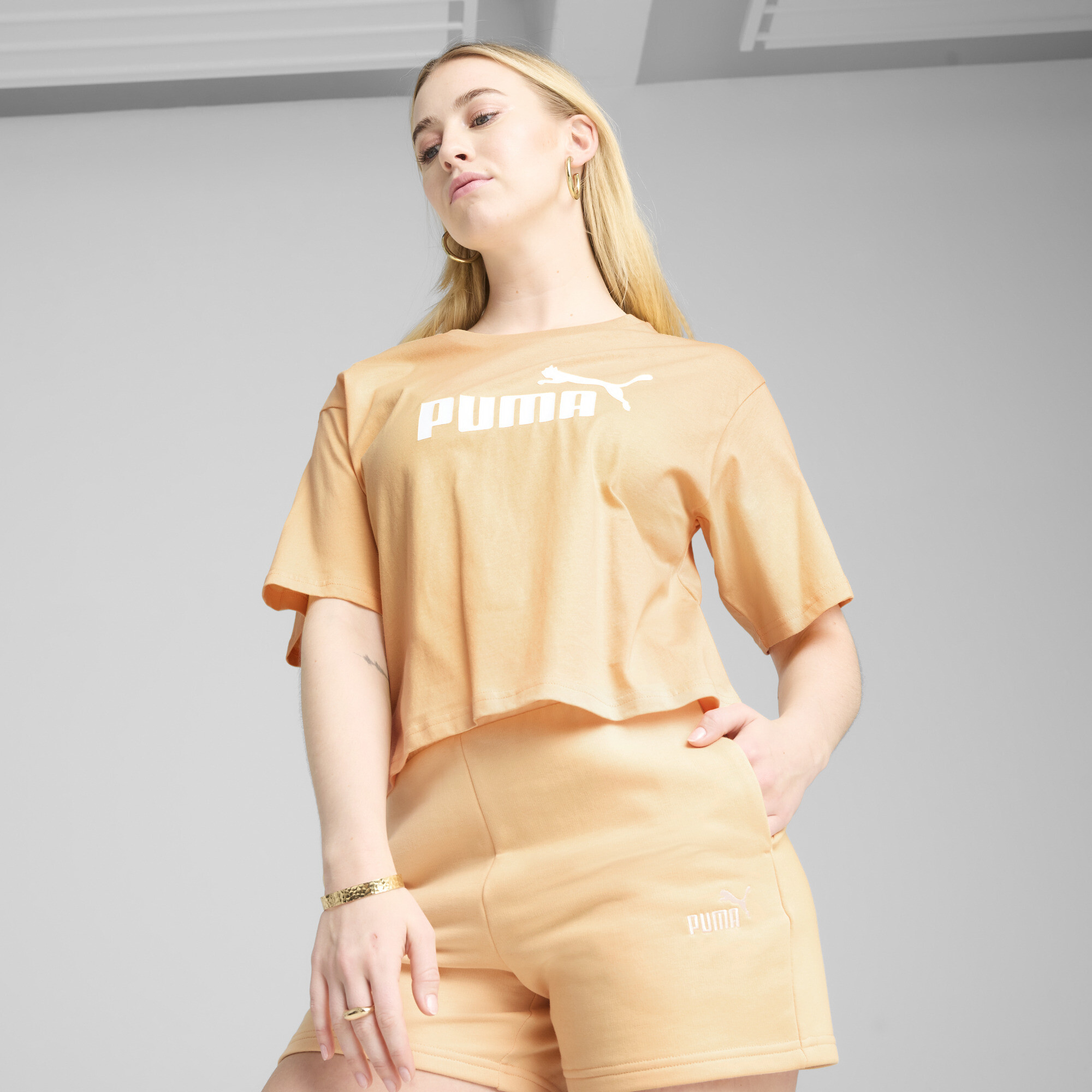 Puma ESS Cropped No. 1 Logo Relaxed T-Shirt Damen | Mit Logo Print | Almost Apricot | Größe: XL