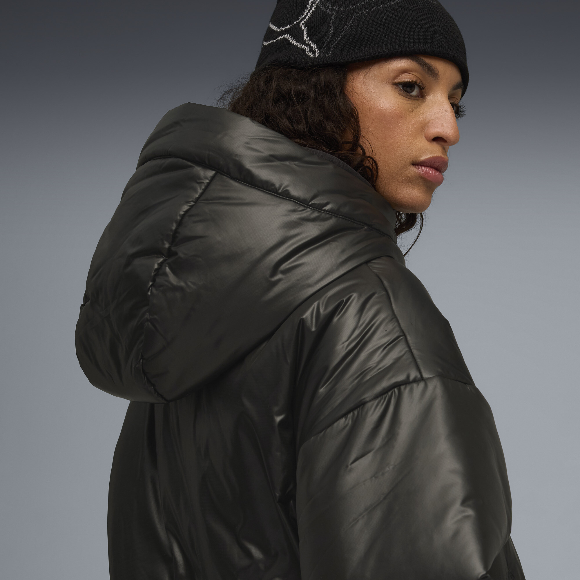 PUMA Wardrobe Essentials glanzende gewatteerde jas met capuchon voor Dames, Zwart, Maat XS thumbnail 4