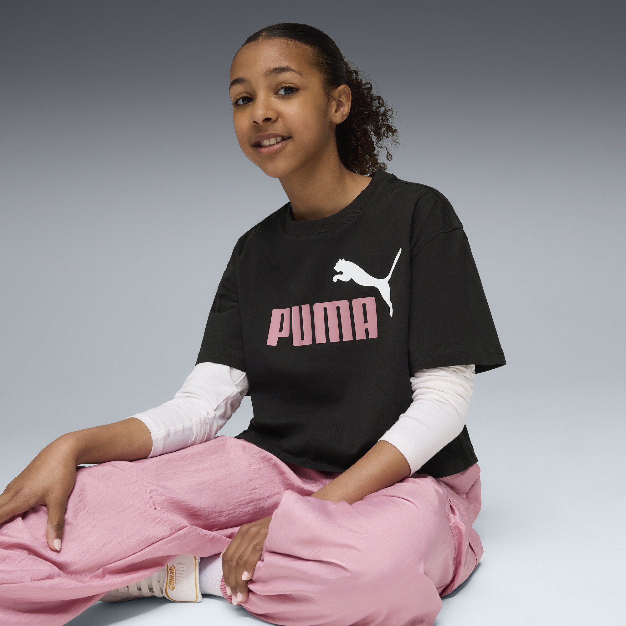Essentials 2 kleuren No. 1 PUMA-logo cropped T-shirt voor Dames, Roze/Zwart, Maat 13-14Y thumbnail 4