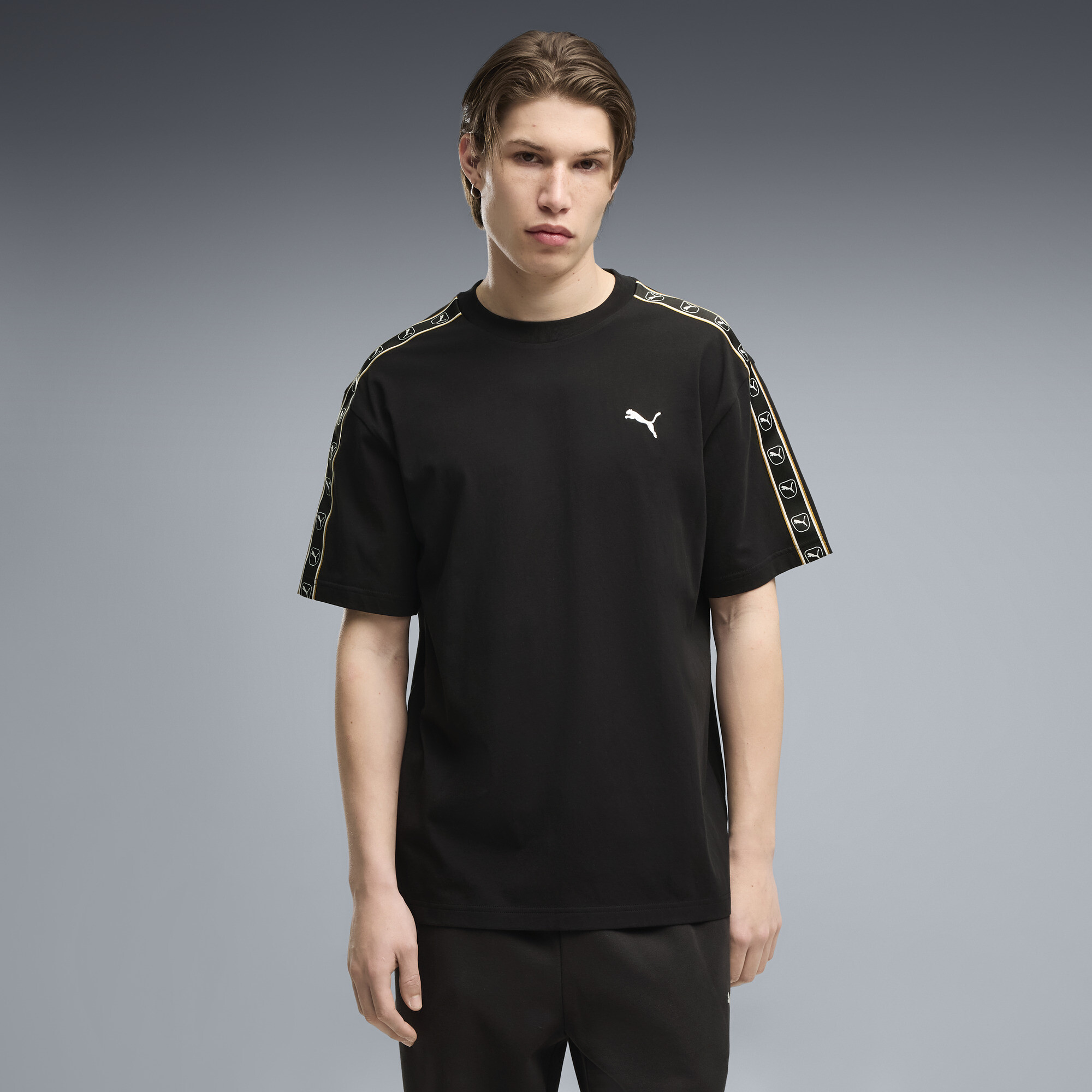 PUMA Essentials Elevated Tape Relaxed T-Shirt Herren, Accessoires, Schwarz, XL