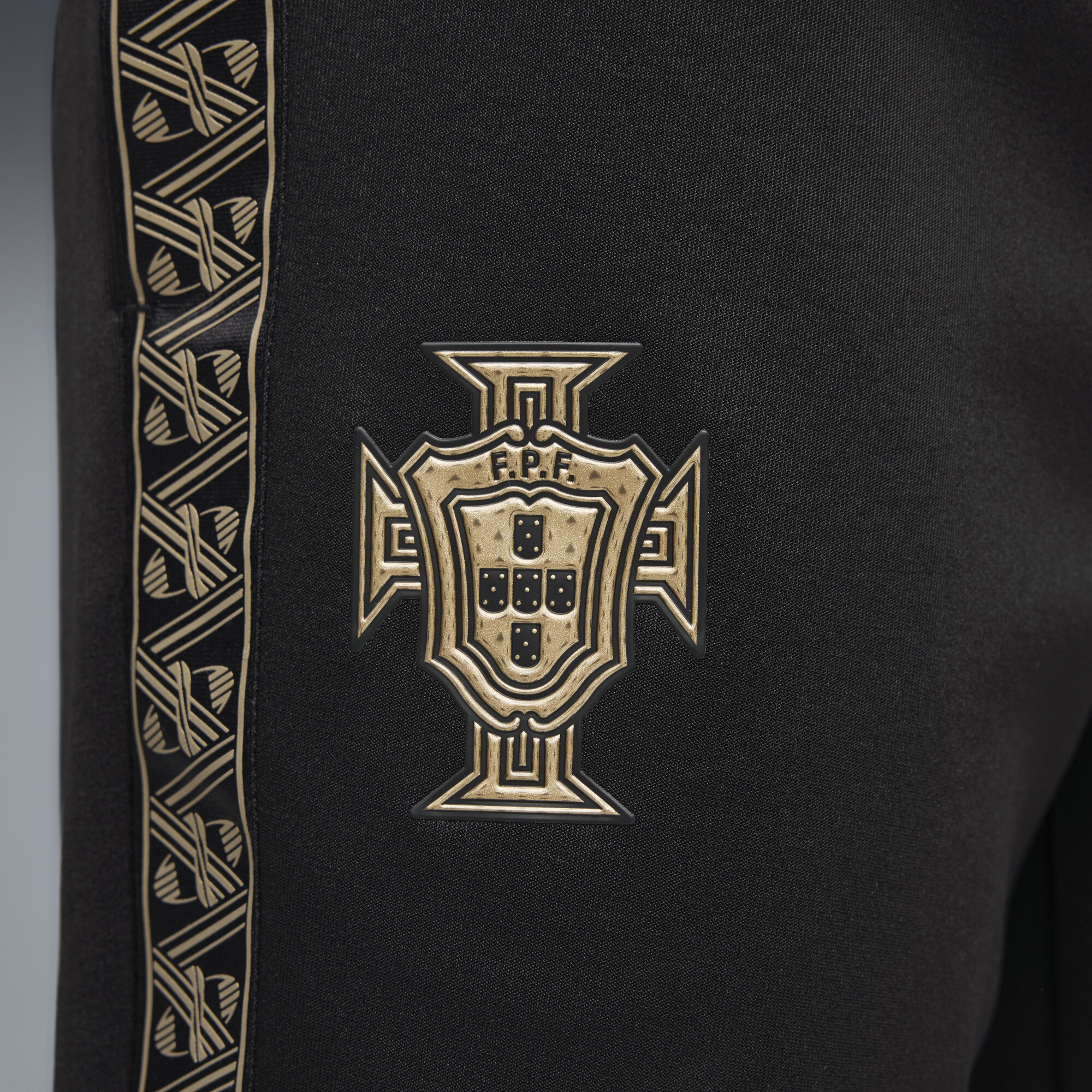 PUMA Portugal Special Edition EusÃ©bio KING Pre-match broek voor Heren, Zwart/Goud, Maat S thumbnail 2