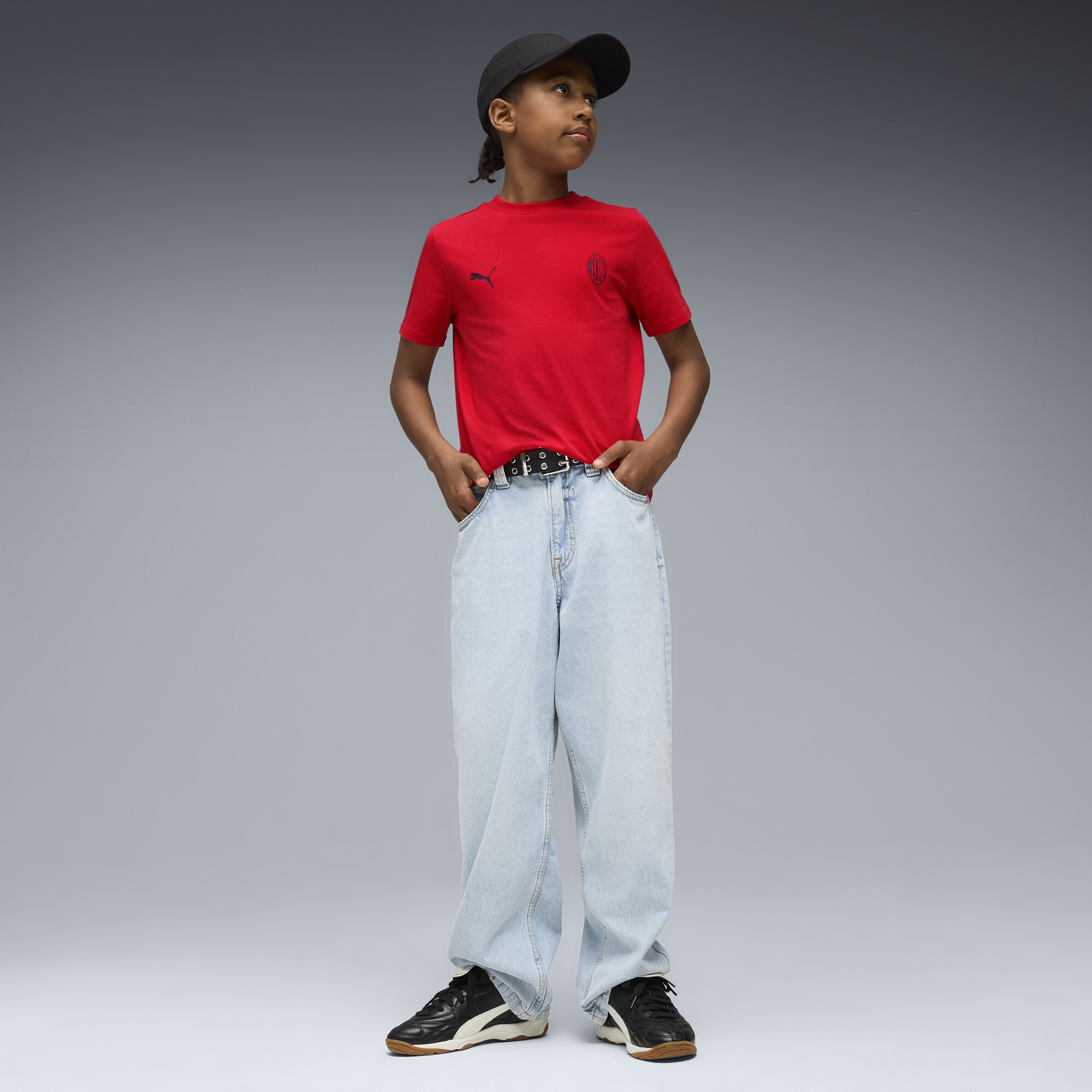 PUMA AC Milan FtblEssentials T-shirt voor Heren, Zwart/Rood, Maat 13-14Y thumbnail 4