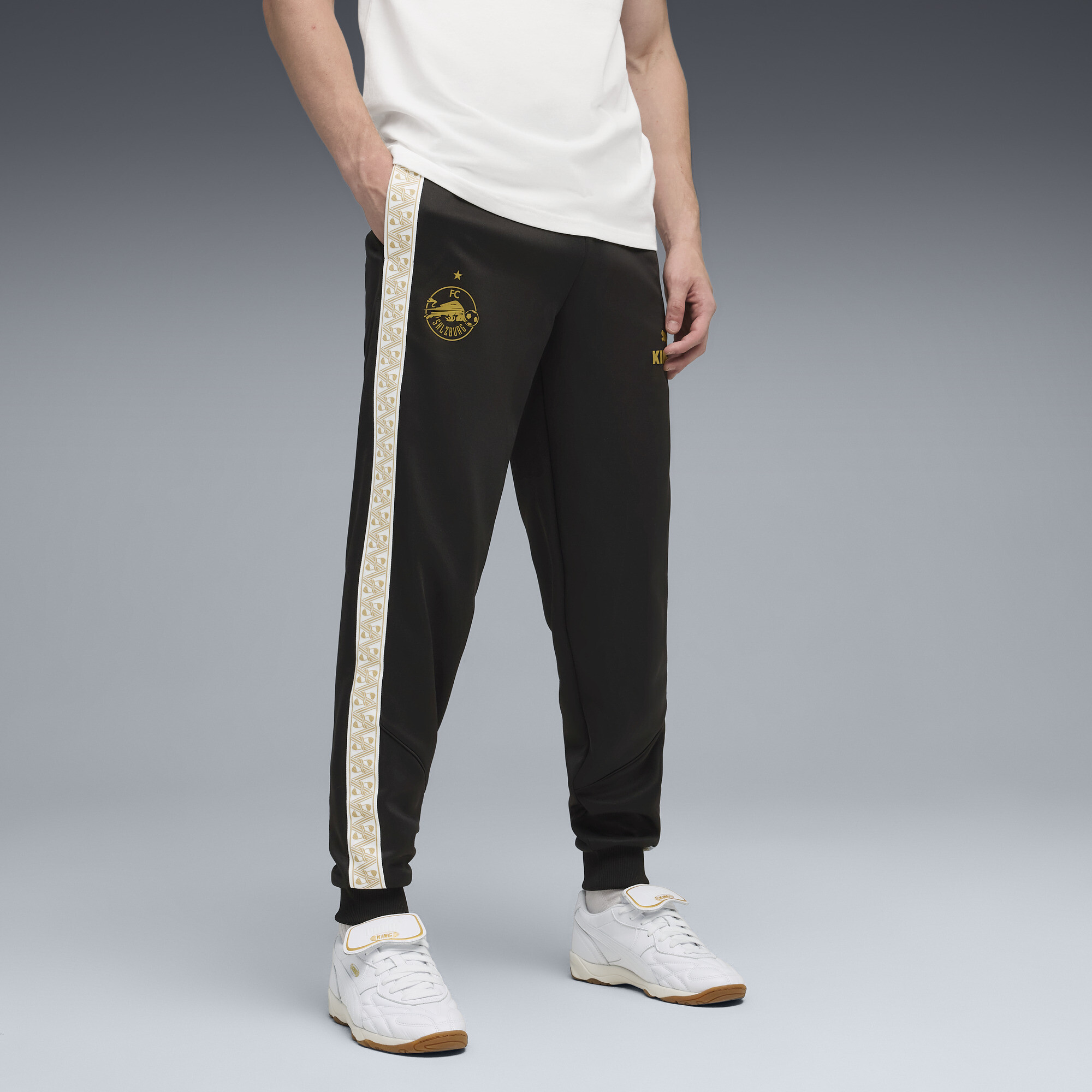 PUMA FC Rood Bull Salzburg KING Anthem broek, Zwart/Goud, Maat 3XL
