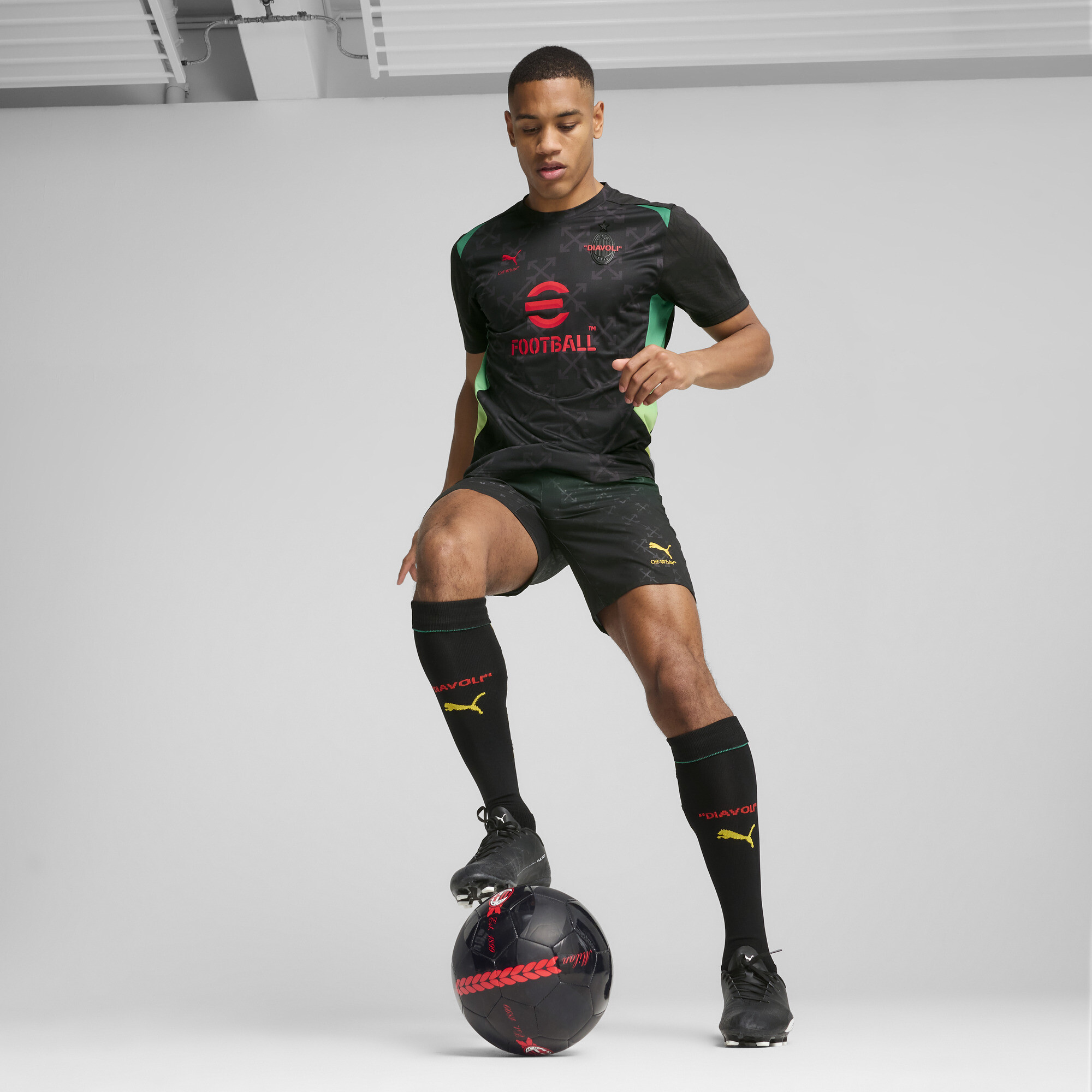 PUMA AC MILAN x OFF-Witâ¢ prematch-shirt voor Heren, Zwart/Rood, Maat XS thumbnail 6