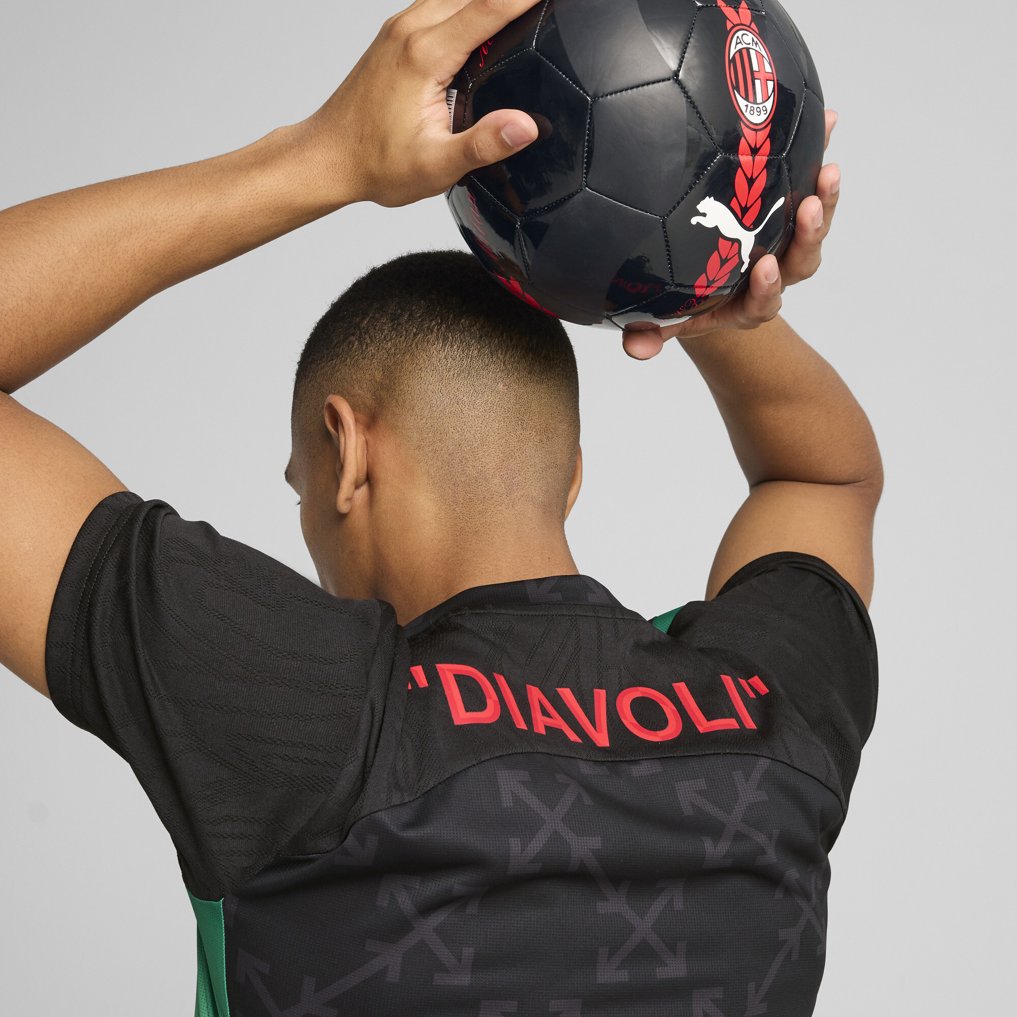 PUMA AC MILAN x OFF-Witâ¢ prematch-shirt voor Heren, Zwart/Rood, Maat XS thumbnail 4