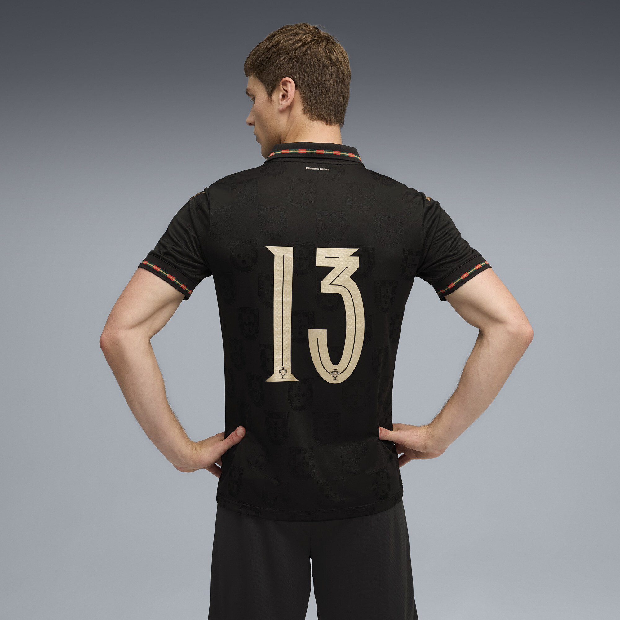 PUMA Portugal 25/26 Authentic Special Edition EusÃ©bio voetbalshirt voor Heren, Zwart/Goud, Maat XL thumbnail 7